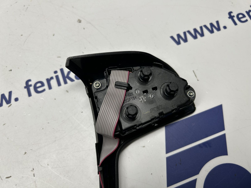 Mercedes-Benz steering wheel buttons - كأس مترعة - شاحنة: صور 4 Mercedes-Benz steering wheel buttons - كأس مترعة - شاحنة: صور 4