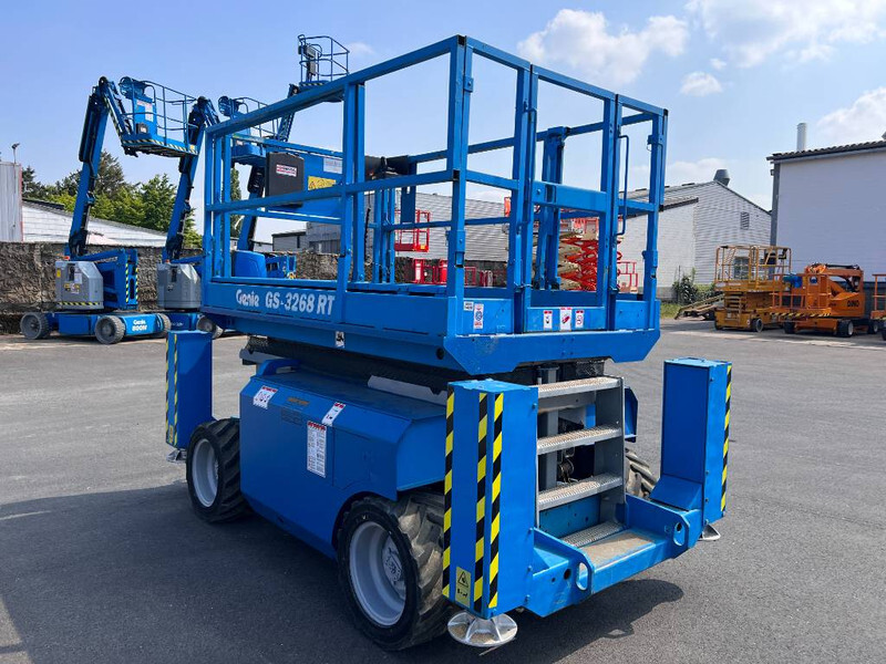 Genie GS3268 RT diesel 4x4 12m (1480) - رافعات مقصية: صور 5 Genie GS3268 RT diesel 4x4 12m (1480) - رافعات مقصية: صور 5