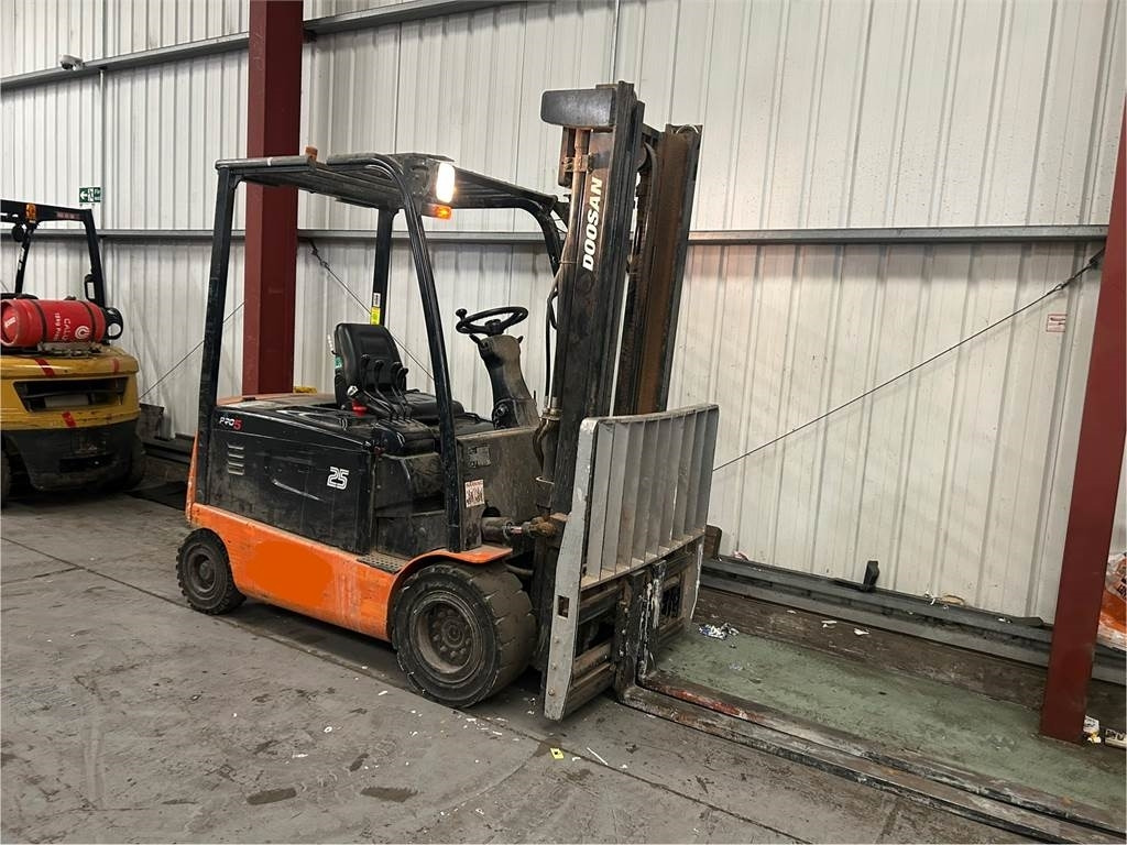 Doosan B25X-5 - رافعة شوكية كهربائية: صور 4 Doosan B25X-5 - رافعة شوكية كهربائية: صور 4