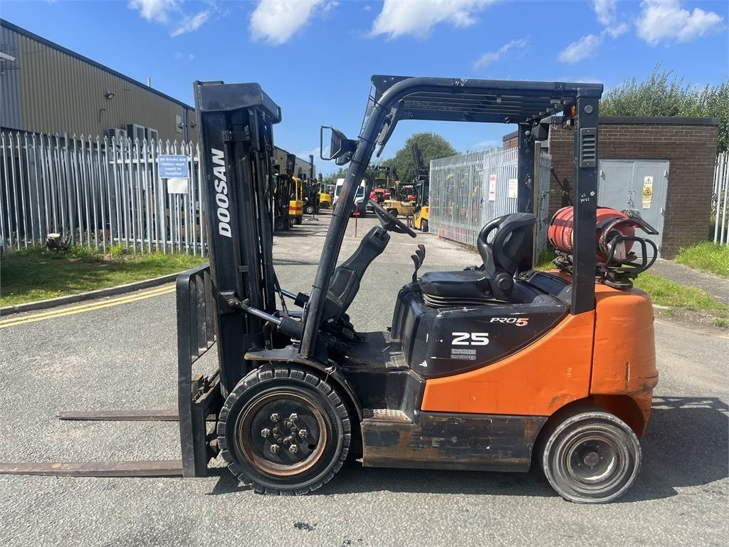Doosan G25P-5 - رافعة شوكية تعمل بالغاز: صور 1 Doosan G25P-5 - رافعة شوكية تعمل بالغاز: صور 1