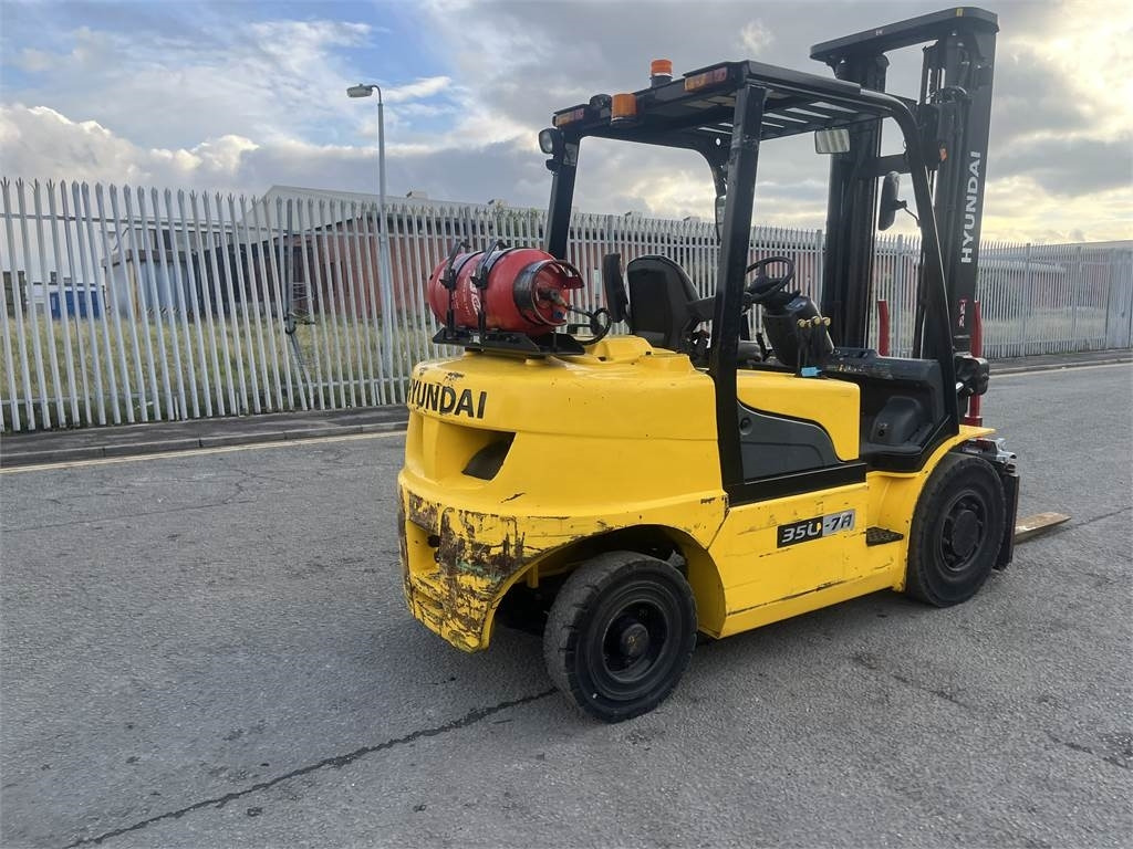Hyundai 35L-7A - رافعة شوكية تعمل بالغاز: صور 5 Hyundai 35L-7A - رافعة شوكية تعمل بالغاز: صور 5