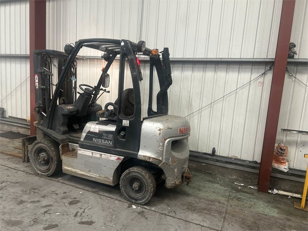 Nissan FD02A25Q - رافعة شوكية ديزل: صور 3 Nissan FD02A25Q - رافعة شوكية ديزل: صور 3
