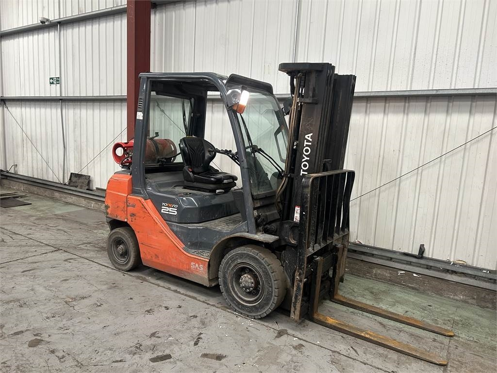 Toyota 02-8FGF25 - رافعة شوكية تعمل بالغاز: صور 4 Toyota 02-8FGF25 - رافعة شوكية تعمل بالغاز: صور 4