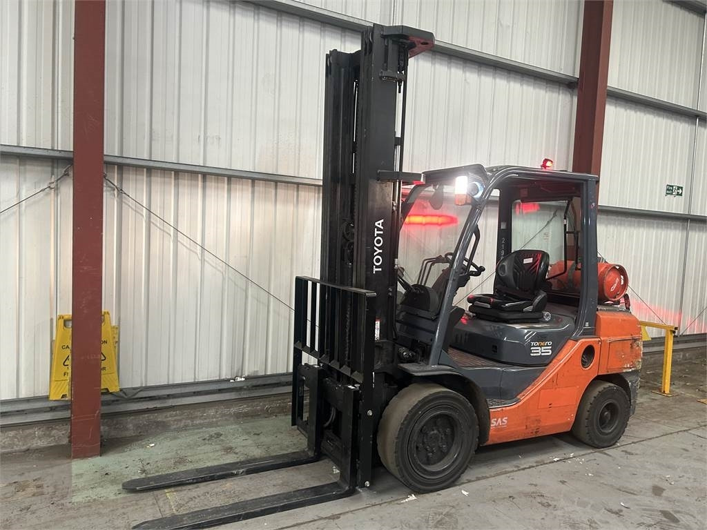 Toyota 02-8FGJF35 - رافعة شوكية تعمل بالغاز: صور 2 Toyota 02-8FGJF35 - رافعة شوكية تعمل بالغاز: صور 2