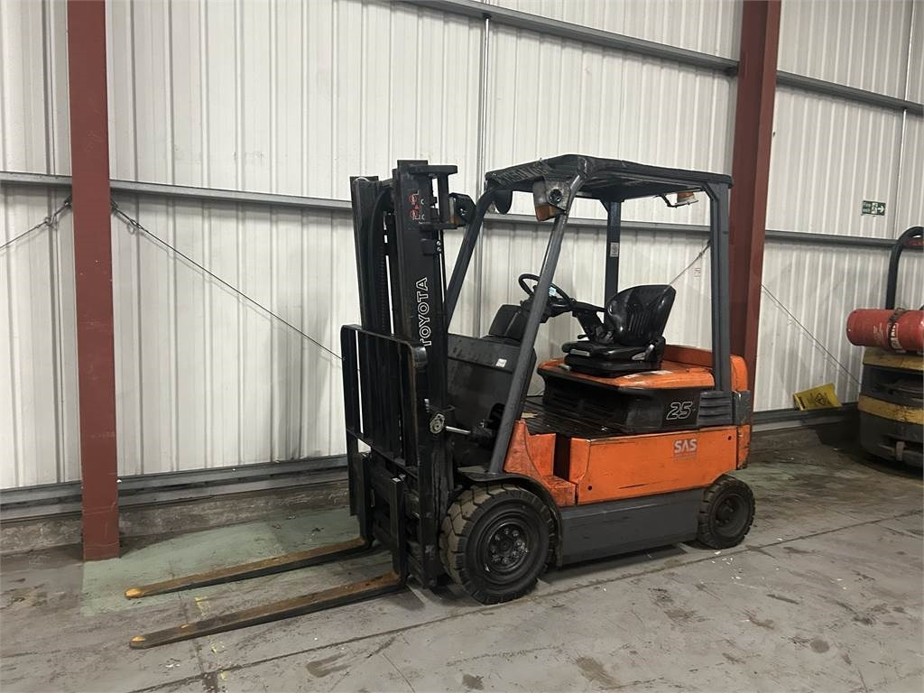 Toyota 7FBMF25 - رافعة شوكية كهربائية: صور 2 Toyota 7FBMF25 - رافعة شوكية كهربائية: صور 2