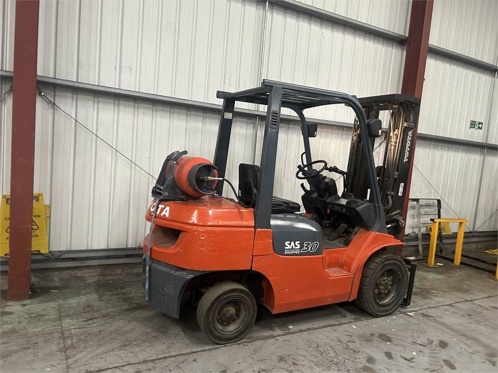 رافعة شوكية تعمل بالغاز Toyota 7FGF30: صور 6