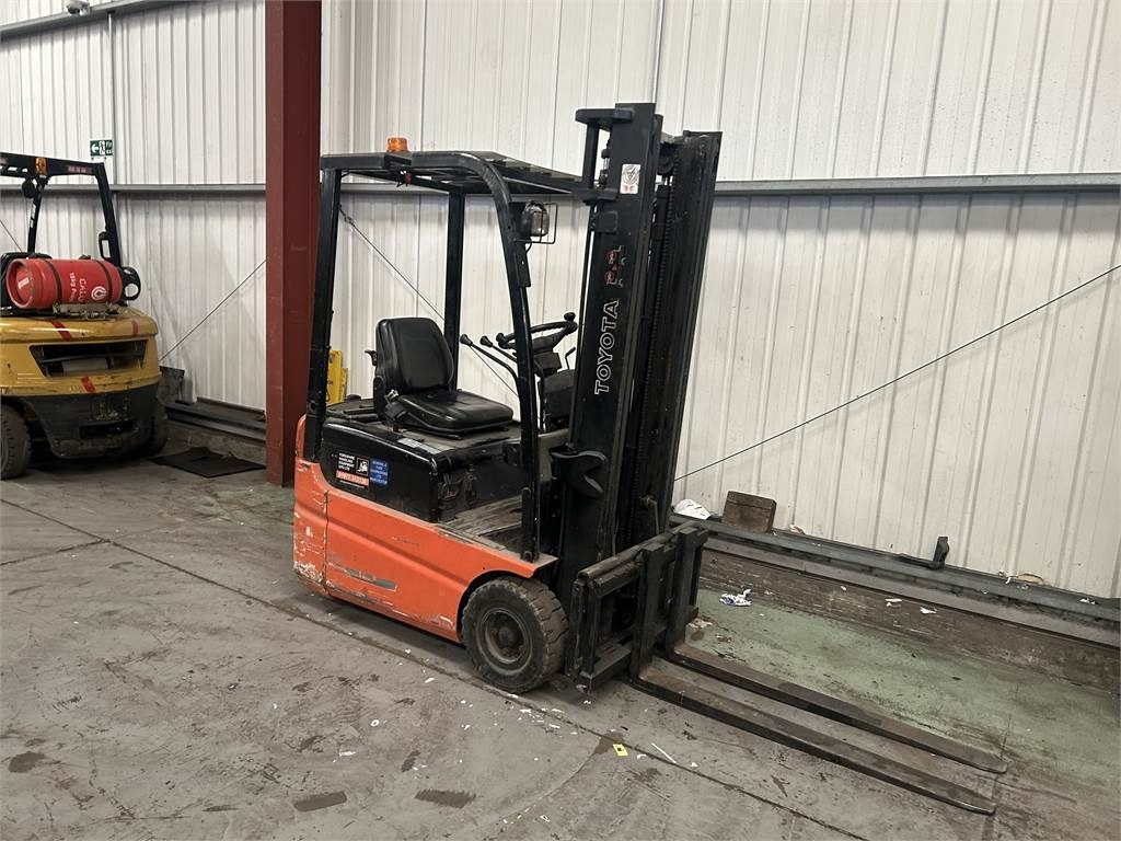 Toyota FBESF15 - رافعة شوكية كهربائية: صور 4 Toyota FBESF15 - رافعة شوكية كهربائية: صور 4