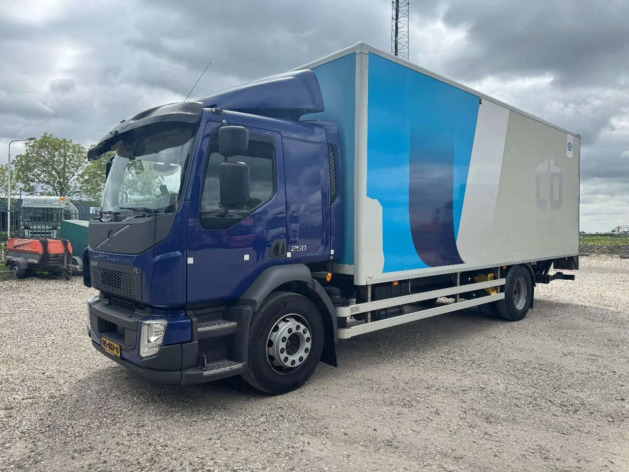 Volvo FL 250 4X2 3 UNITS CARGO LOCK + DHOLLANDIA LIFT - بصندوق مغلق شاحنة: صور 5 Volvo FL 250 4X2 3 UNITS CARGO LOCK + DHOLLANDIA LIFT - بصندوق مغلق شاحنة: صور 5