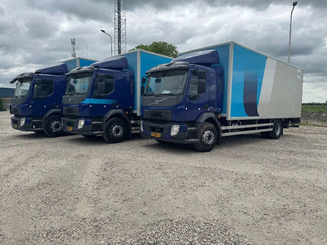 Volvo FL 250 4X2 3 UNITS CARGO LOCK + DHOLLANDIA LIFT - بصندوق مغلق شاحنة: صور 1 Volvo FL 250 4X2 3 UNITS CARGO LOCK + DHOLLANDIA LIFT - بصندوق مغلق شاحنة: صور 1