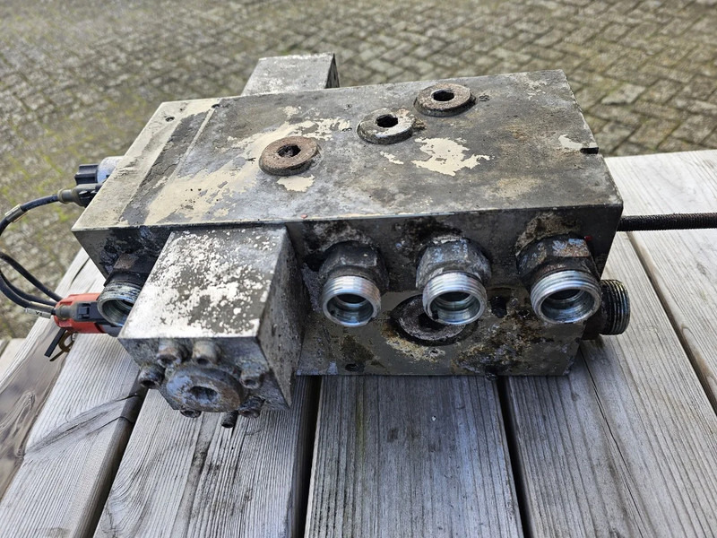 Legras Besturingsventiel 02 E-bediend (compleet) - Control valve - علم السوائل المتحركة - شاحنة: صور 1 Legras Besturingsventiel 02 E-bediend (compleet) - Control valve - علم السوائل المتحركة - شاحنة: صور 1
