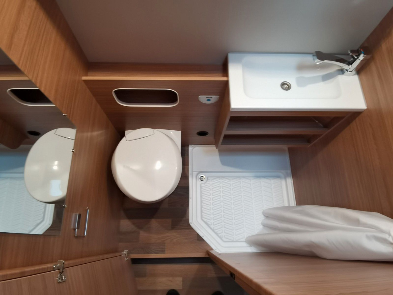 موتر هوم سقف عالي Weinsberg CARAHOME 600 DKG / 140PS / ETAGENBETTEN / 5xPERS: صور 24 موتر هوم سقف عالي Weinsberg CARAHOME 600 DKG / 140PS / ETAGENBETTEN / 5xPERS: صور 24