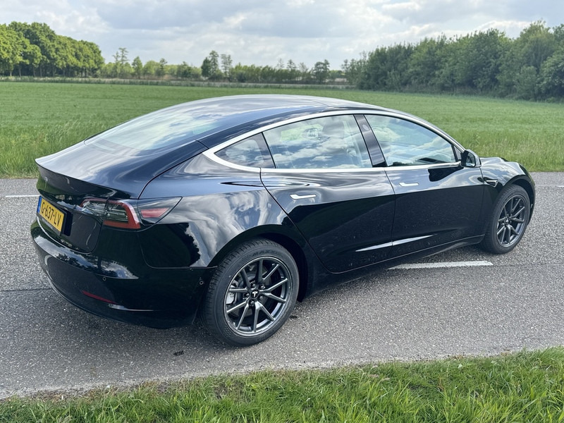 Tesla Model 3 - سيارة: صور 4 Tesla Model 3 - سيارة: صور 4