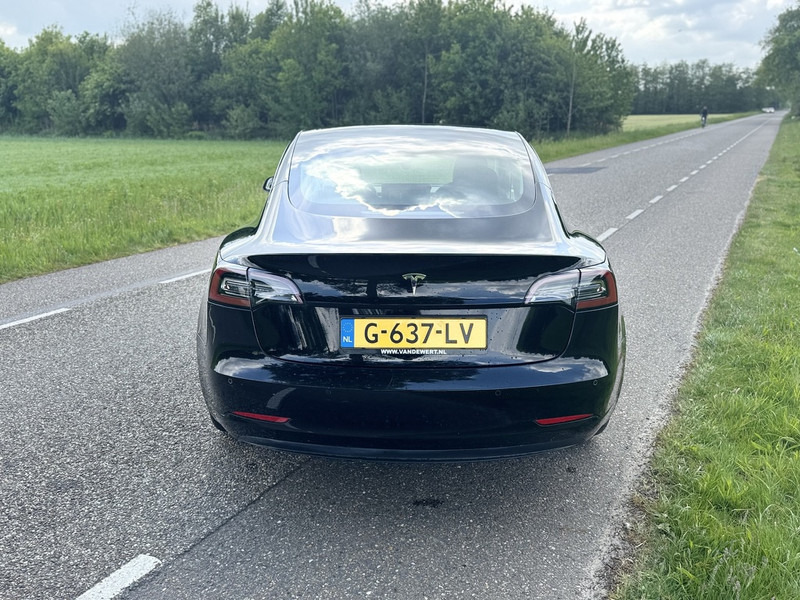 Tesla Model 3 - سيارة: صور 5 Tesla Model 3 - سيارة: صور 5