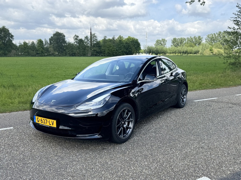 Tesla Model 3 - سيارة: صور 1 Tesla Model 3 - سيارة: صور 1