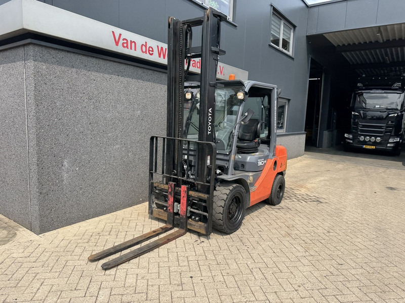 Toyota 02-8 FDF 30 - رافعة شوكية ديزل: صور 3 Toyota 02-8 FDF 30 - رافعة شوكية ديزل: صور 3