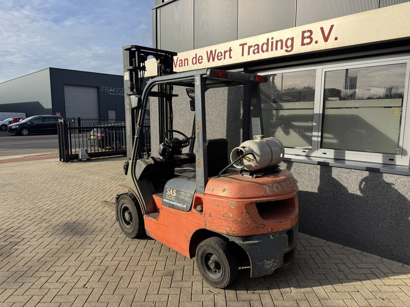 Toyota 42-7FGF25 duplo 400 3e / 4e Functie LPG 2001 - رافعة شوكية تعمل بالغاز: صور 4 Toyota 42-7FGF25 duplo 400 3e / 4e Functie LPG 2001 - رافعة شوكية تعمل بالغاز: صور 4