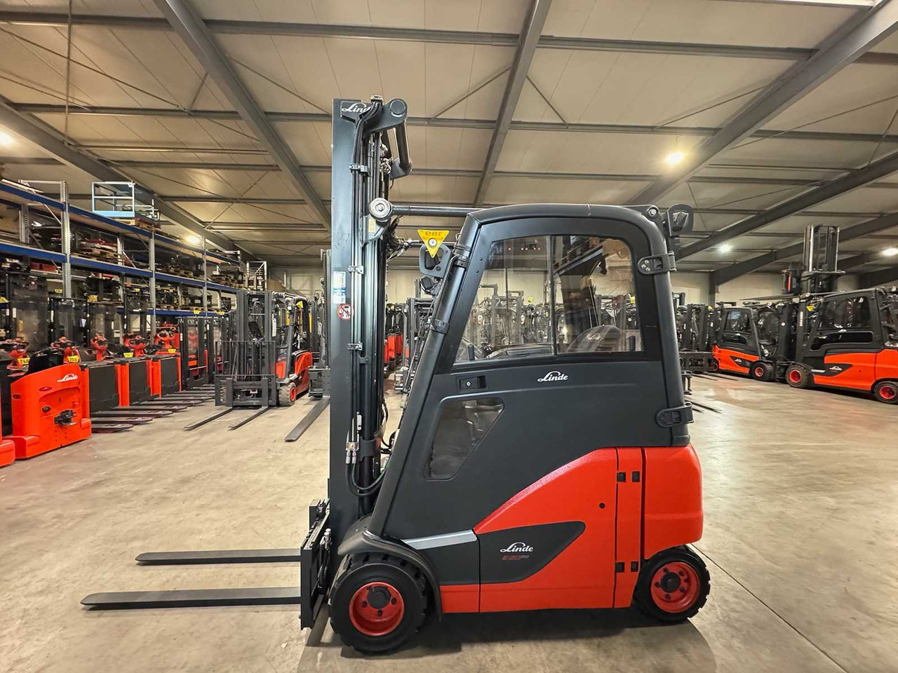 18/2023 SERVICE + UVV 10/2026 LINDE E20PH-02 2.000KG 3.+4. VALVE ELECTRIC FORKLIFT 3.988 HOURS TIRES NEW - رافعة شوكية: صور 2 18/2023 SERVICE + UVV 10/2026 LINDE E20PH-02 2.000KG 3.+4. VALVE ELECTRIC FORKLIFT 3.988 HOURS TIRES NEW - رافعة شوكية: صور 2