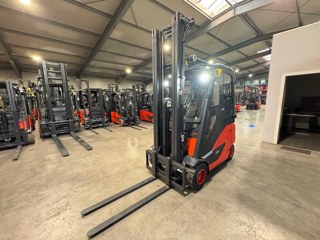 18/2023 SERVICE + UVV 10/2026 LINDE E20PH-02 2.000KG 3.+4. VALVE ELECTRIC FORKLIFT 3.988 HOURS TIRES NEW - رافعة شوكية: صور 3 18/2023 SERVICE + UVV 10/2026 LINDE E20PH-02 2.000KG 3.+4. VALVE ELECTRIC FORKLIFT 3.988 HOURS TIRES NEW - رافعة شوكية: صور 3