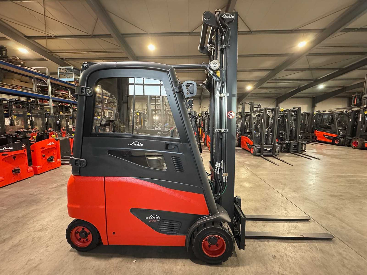 18/2023 SERVICE + UVV 10/2026 LINDE E20PH-02 2.000KG 3.+4. VALVE ELECTRIC FORKLIFT 3.988 HOURS TIRES NEW - رافعة شوكية: صور 5 18/2023 SERVICE + UVV 10/2026 LINDE E20PH-02 2.000KG 3.+4. VALVE ELECTRIC FORKLIFT 3.988 HOURS TIRES NEW - رافعة شوكية: صور 5