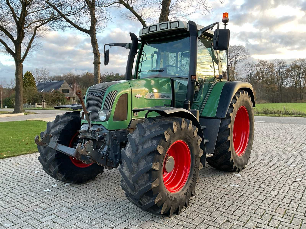 2005 FENDT FARMER 412 VARIO ALL-WHEEL DRIVE FARM TRACTOR - جرار: صور 1 2005 FENDT FARMER 412 VARIO ALL-WHEEL DRIVE FARM TRACTOR - جرار: صور 1