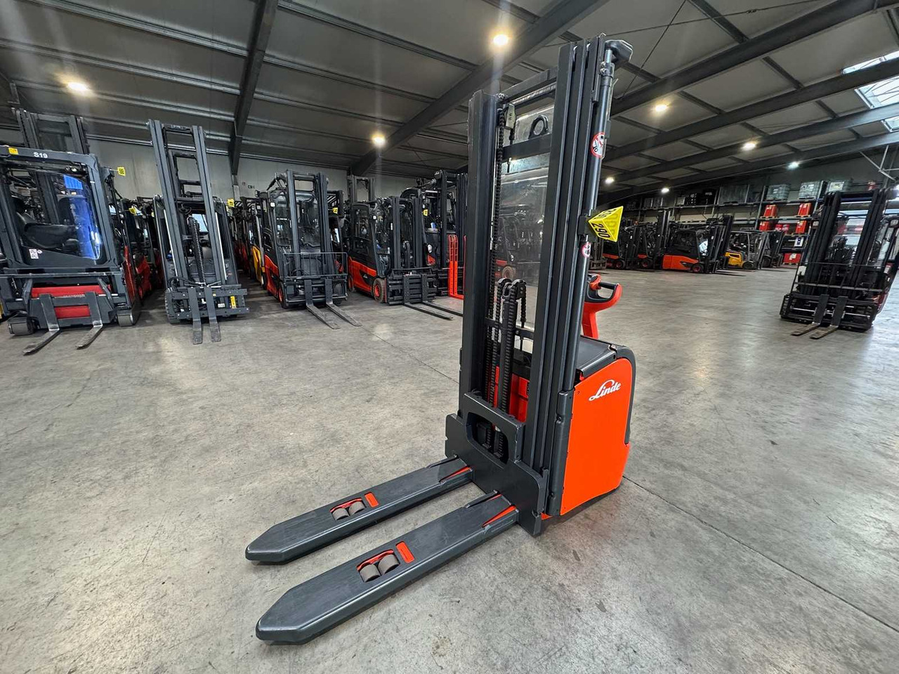 32/2019 SERVICE +UVV 10/2026 LINDE L14 TRIPLEX 470CM PALLET TRUCK ANT 1,983 HOURS - رافعة شوكية: صور 3 32/2019 SERVICE +UVV 10/2026 LINDE L14 TRIPLEX 470CM PALLET TRUCK ANT 1,983 HOURS - رافعة شوكية: صور 3