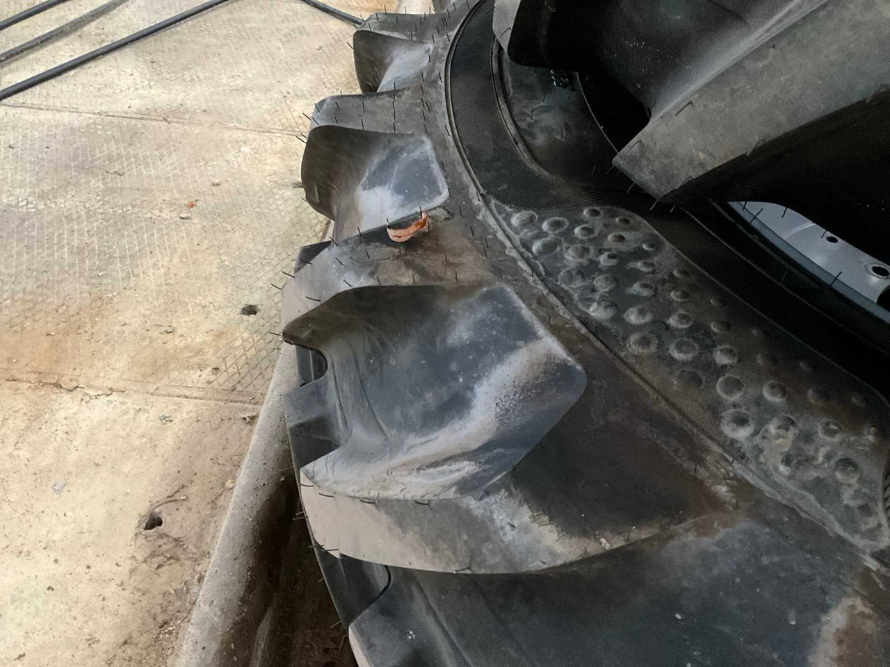 Alliance AgriStar II - الإطارات والجنوط - جرار: صور 4 Alliance AgriStar II - الإطارات والجنوط - جرار: صور 4