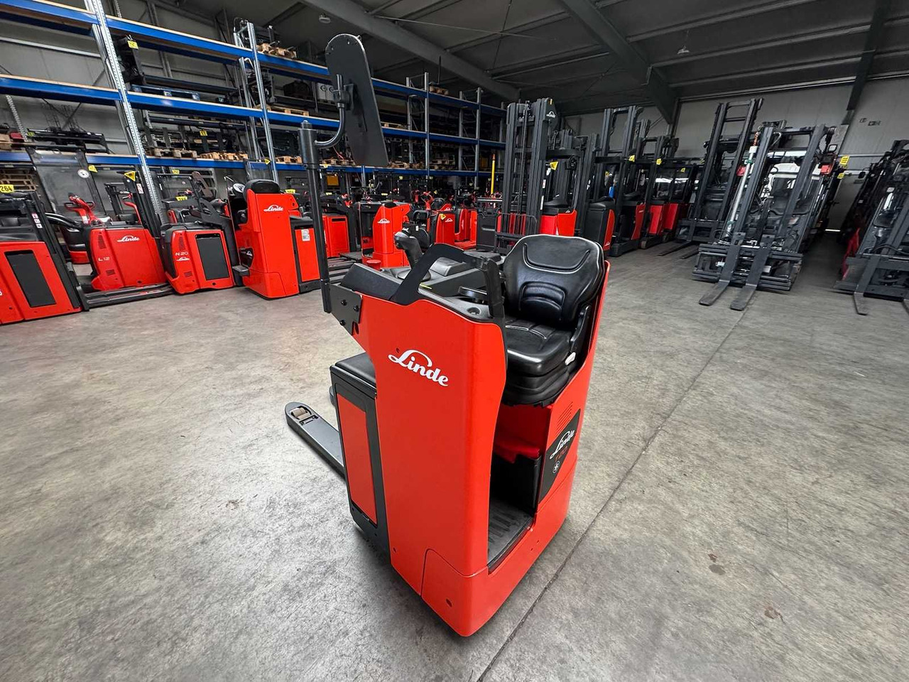 BATTERY 46/2023 BJ.2020 SERVICE + UVV 08/2026 LINDE T20R PALLET TRUCK STACKER ANT 4,715 HOURS - رافعة شوكية: صور 4 BATTERY 46/2023 BJ.2020 SERVICE + UVV 08/2026 LINDE T20R PALLET TRUCK STACKER ANT 4,715 HOURS - رافعة شوكية: صور 4