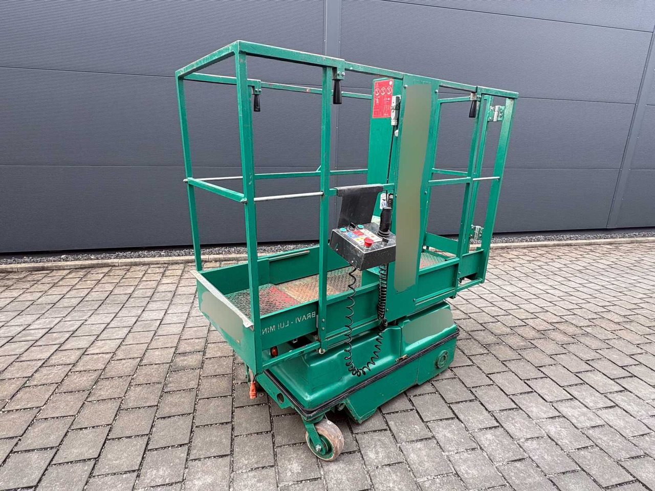 BRAVIISOL LUI M. S.I - AERIAL WORK PLATFORM / MAST LIFT (2010) - منصات هيدروليكية متنقلة: صور 2 BRAVIISOL LUI M. S.I - AERIAL WORK PLATFORM / MAST LIFT (2010) - منصات هيدروليكية متنقلة: صور 2