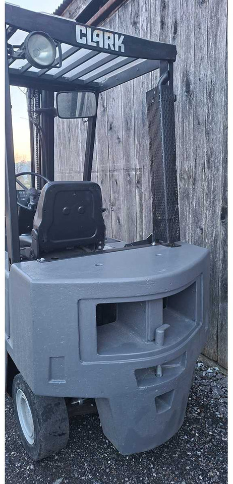 CLARK - DPM 20 SB - 1990 - FORKLIFT - رافعة شوكية: صور 5 CLARK - DPM 20 SB - 1990 - FORKLIFT - رافعة شوكية: صور 5
