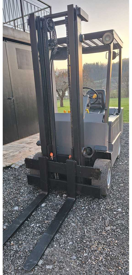 CLARK - DPM 20 SB - 1990 - FORKLIFT - رافعة شوكية: صور 1 CLARK - DPM 20 SB - 1990 - FORKLIFT - رافعة شوكية: صور 1