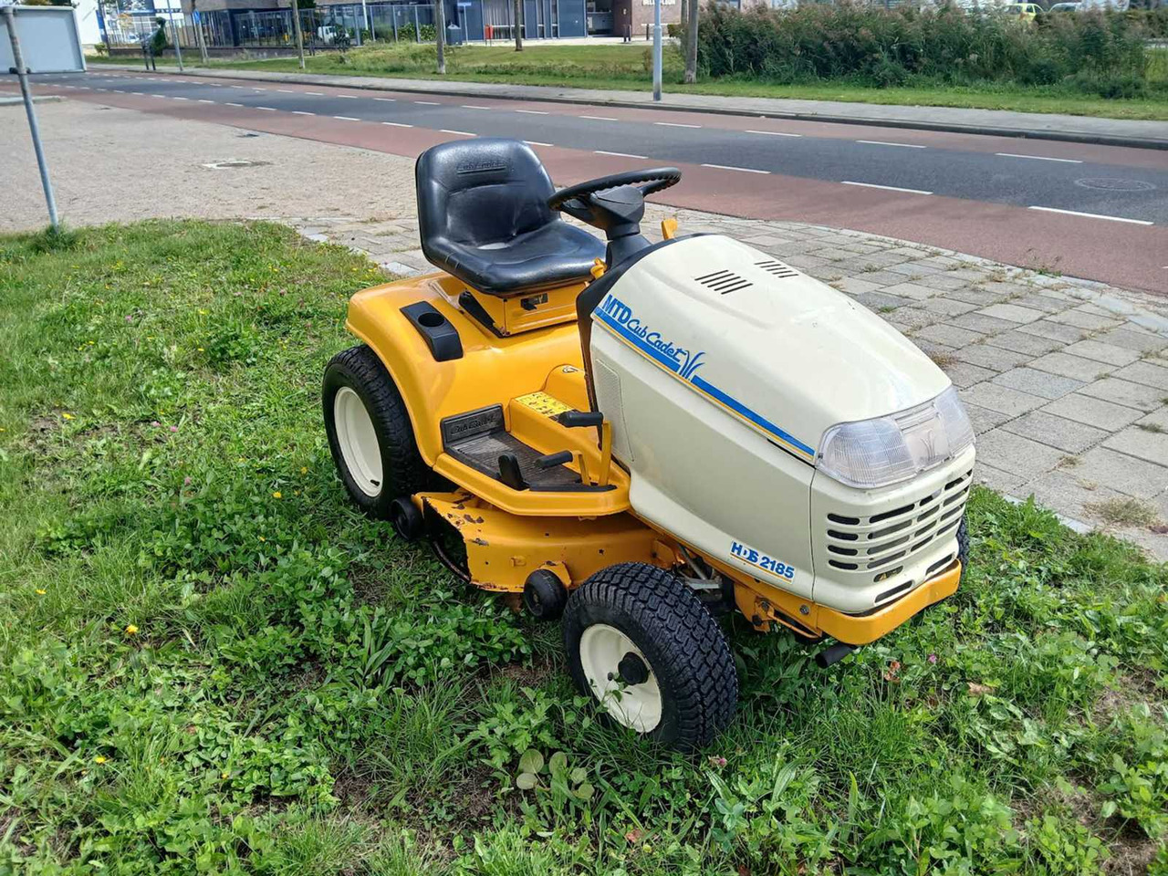 Cub Cadet hds2185 - جزازة المروج: صور 3 Cub Cadet hds2185 - جزازة المروج: صور 3