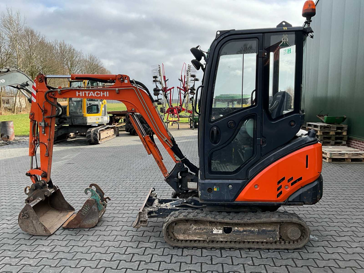 Hitachi ZX18-3 CLR - حفارة مصغرة: صور 5 Hitachi ZX18-3 CLR - حفارة مصغرة: صور 5
