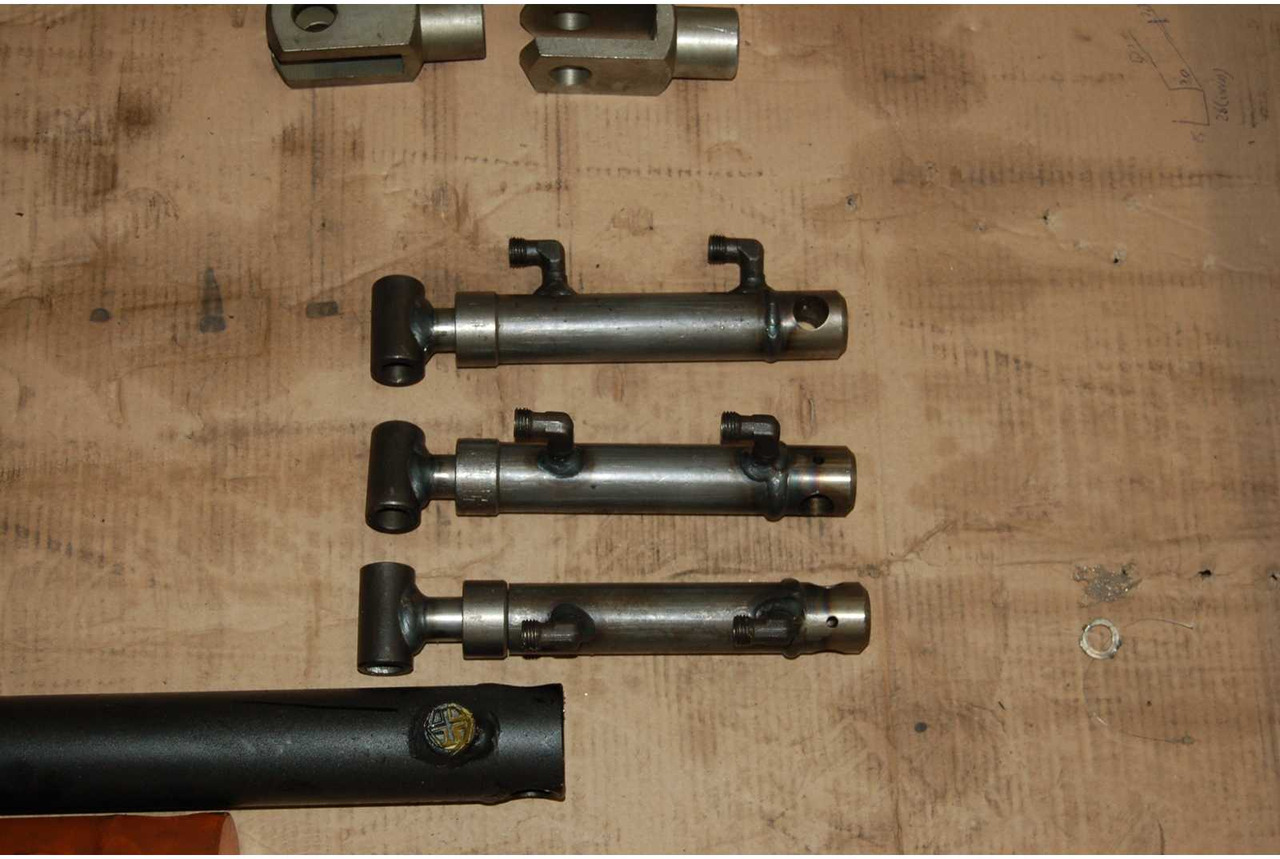 Hydraulic Cylinder (15x) - الآلات والماكينات الزراعية: صور 4 Hydraulic Cylinder (15x) - الآلات والماكينات الزراعية: صور 4