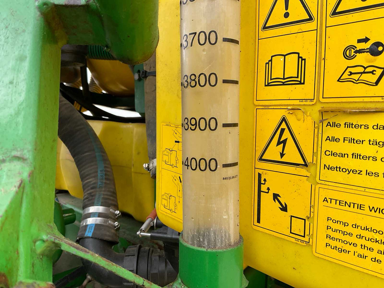 آلة الرش John Deere 840: صور 31