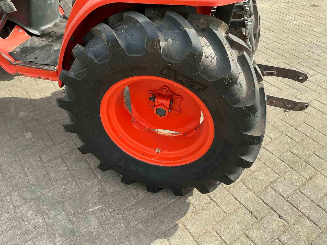 جرار صغير Kubota B2400: صور 20