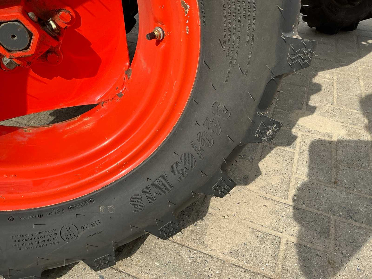 جرار صغير Kubota B2400: صور 16