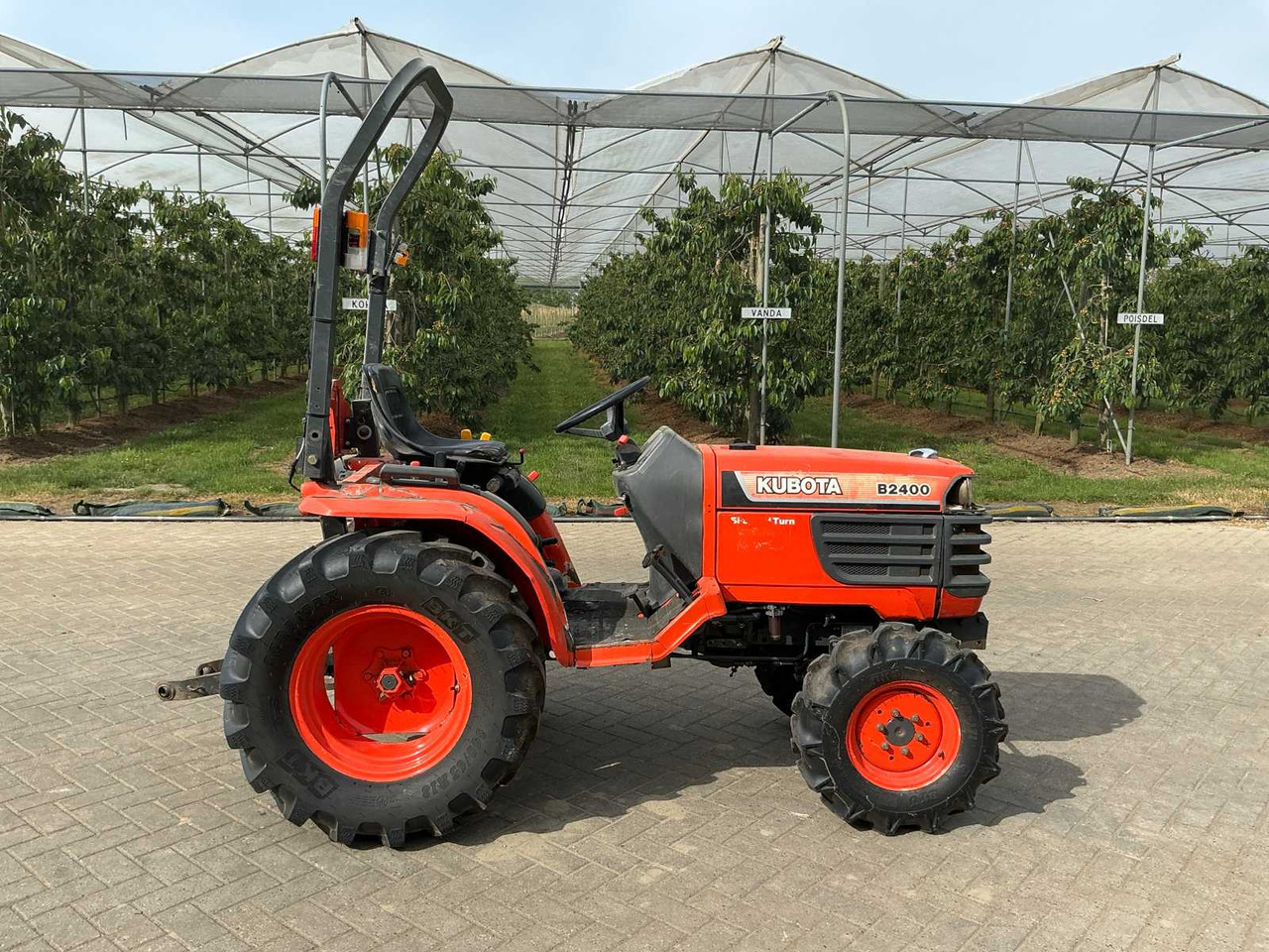 جرار صغير Kubota B2400: صور 6