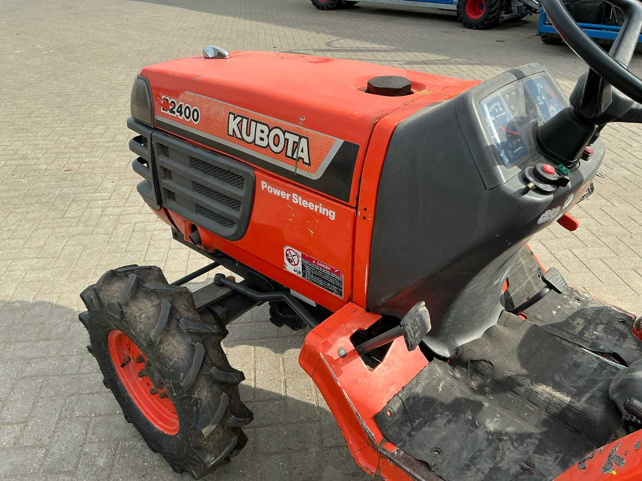 جرار صغير Kubota B2400: صور 21