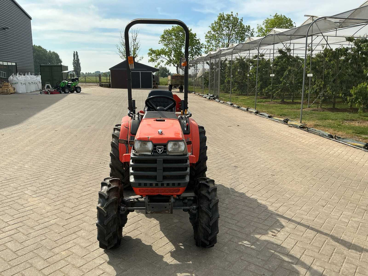 جرار صغير Kubota B2400: صور 8