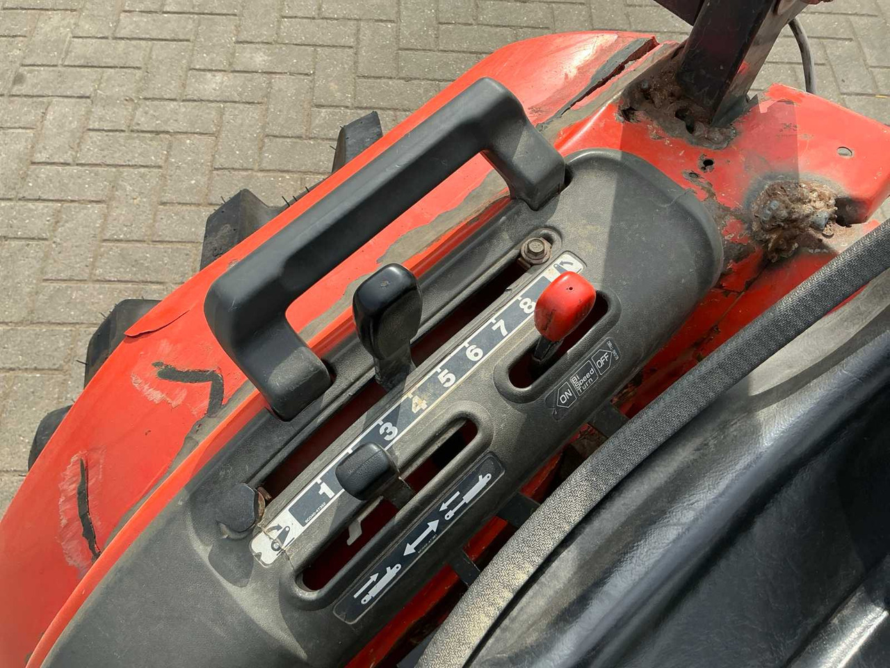 جرار صغير Kubota B2400: صور 24