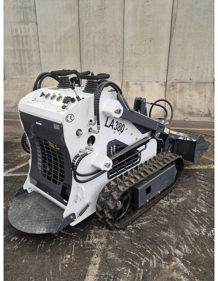 LADYS - 2025 - LA380 - SKID STEER LOADER - اللودر المجنزر صغير: صور 2 LADYS - 2025 - LA380 - SKID STEER LOADER - اللودر المجنزر صغير: صور 2