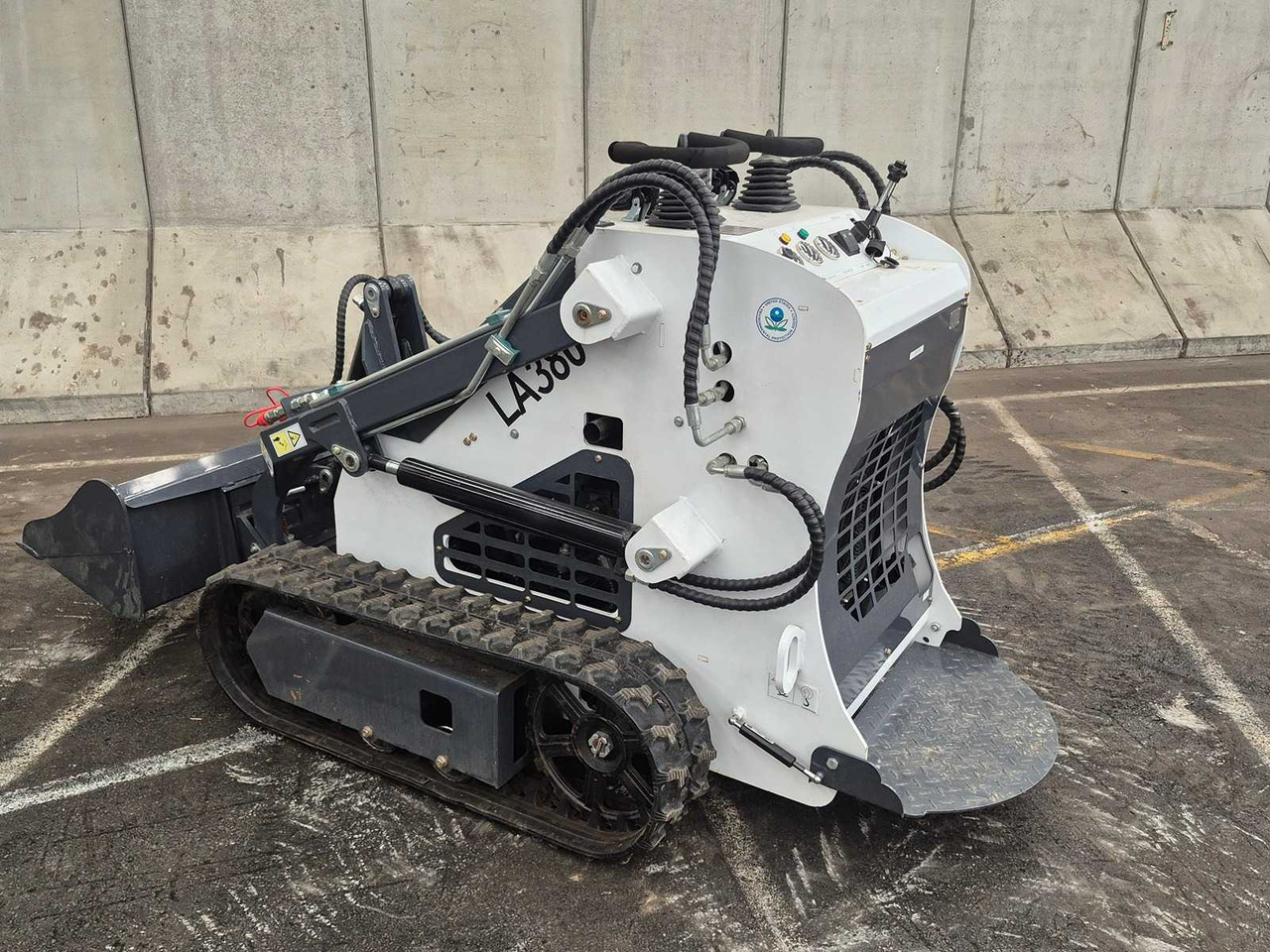 LADYS - 2025 - LA380 - SKID STEER LOADER - اللودر المجنزر صغير: صور 1 LADYS - 2025 - LA380 - SKID STEER LOADER - اللودر المجنزر صغير: صور 1