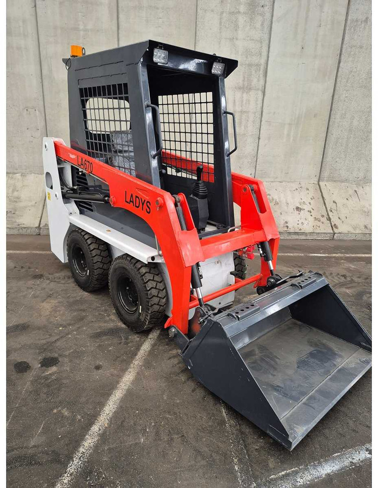 LADYS - 2025 - LA670 - SKID STEER LOADER - اللودر المجنزر صغير: صور 1 LADYS - 2025 - LA670 - SKID STEER LOADER - اللودر المجنزر صغير: صور 1