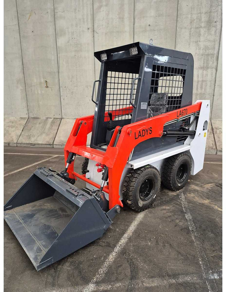 LADYS - 2025 - LA670 - SKID STEER LOADER - اللودر المجنزر صغير: صور 3 LADYS - 2025 - LA670 - SKID STEER LOADER - اللودر المجنزر صغير: صور 3