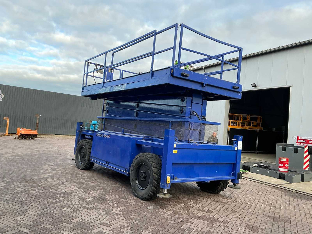 Liftlux SL210-25 D4WD S/P - منصات هيدروليكية متنقلة: صور 3 Liftlux SL210-25 D4WD S/P - منصات هيدروليكية متنقلة: صور 3