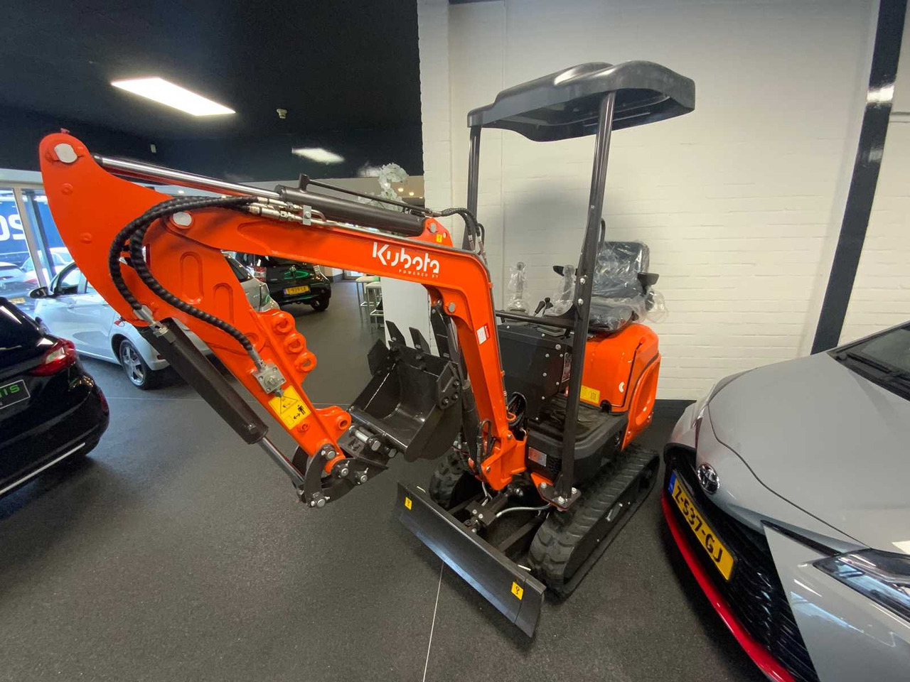 Powered-By-Kubota U105 - حفارة مصغرة: صور 1 Powered-By-Kubota U105 - حفارة مصغرة: صور 1