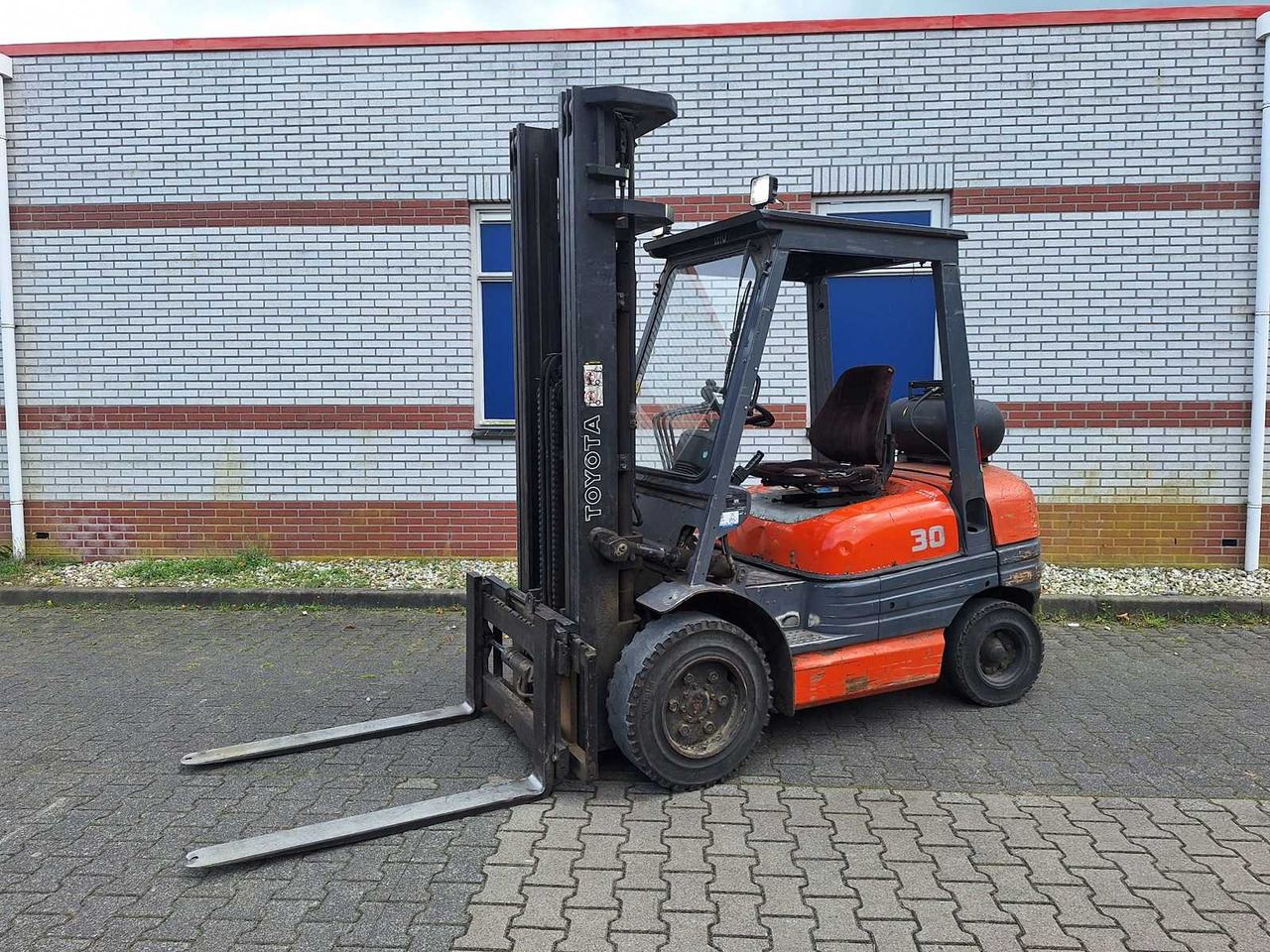 TOYOTA - 1995 - 02 6FGF30 - FORKLIFT TRIPLEX -FREE-LIFT - SIDE-SHIFT - رافعة شوكية: صور 1 TOYOTA - 1995 - 02 6FGF30 - FORKLIFT TRIPLEX -FREE-LIFT - SIDE-SHIFT - رافعة شوكية: صور 1