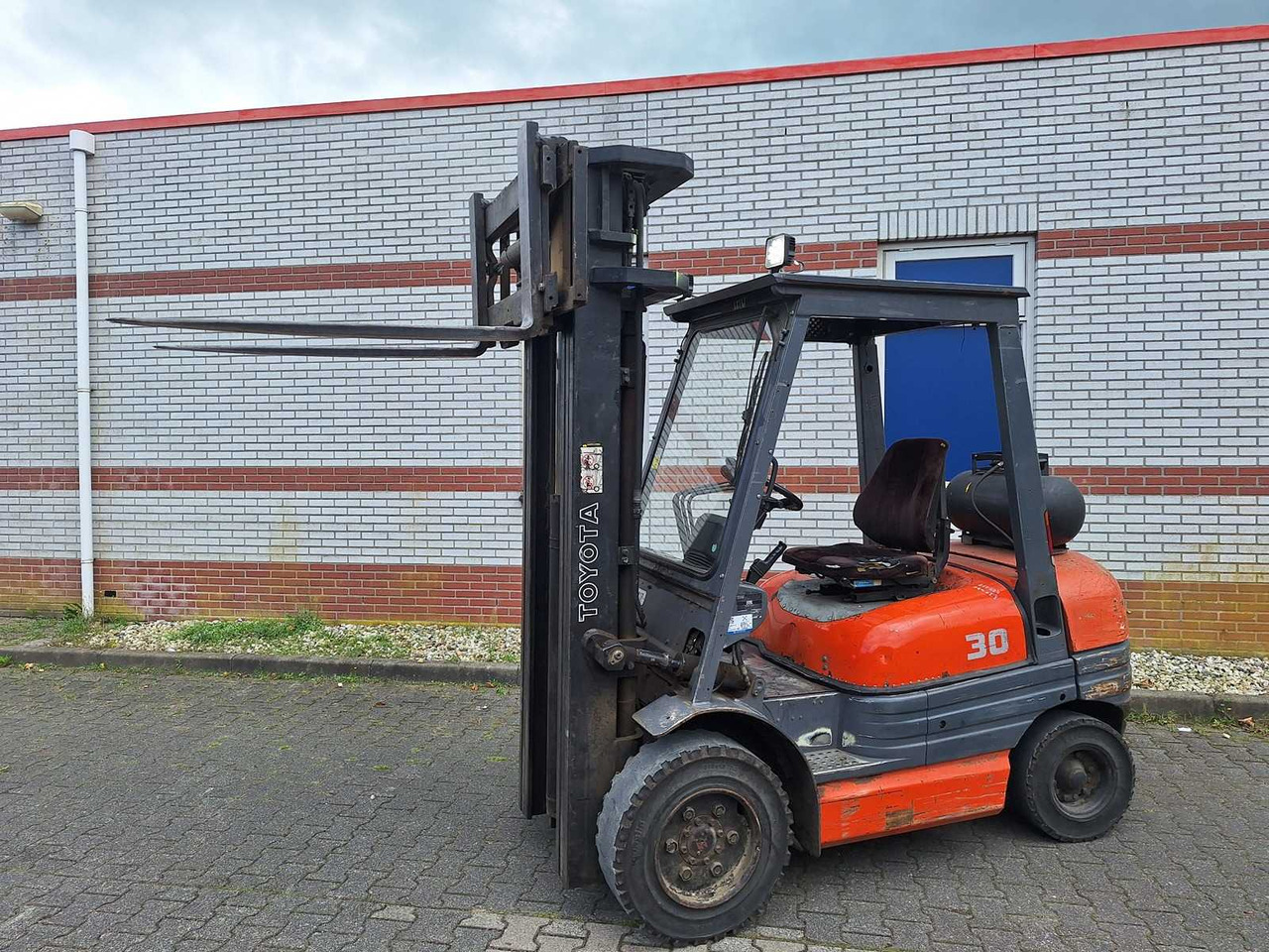 TOYOTA - 1995 - 02 6FGF30 - FORKLIFT TRIPLEX -FREE-LIFT - SIDE-SHIFT - رافعة شوكية: صور 3 TOYOTA - 1995 - 02 6FGF30 - FORKLIFT TRIPLEX -FREE-LIFT - SIDE-SHIFT - رافعة شوكية: صور 3