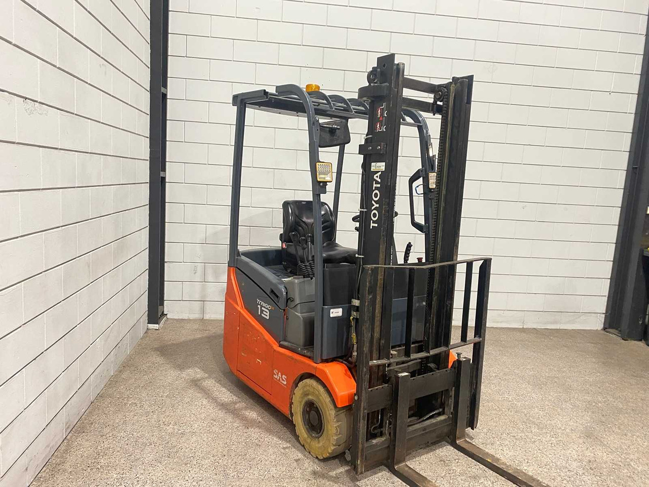 TOYOTA - 2012 - 7FBEST13 - FORKLIFT - SIDE-SHIFT - رافعة شوكية: صور 2 TOYOTA - 2012 - 7FBEST13 - FORKLIFT - SIDE-SHIFT - رافعة شوكية: صور 2