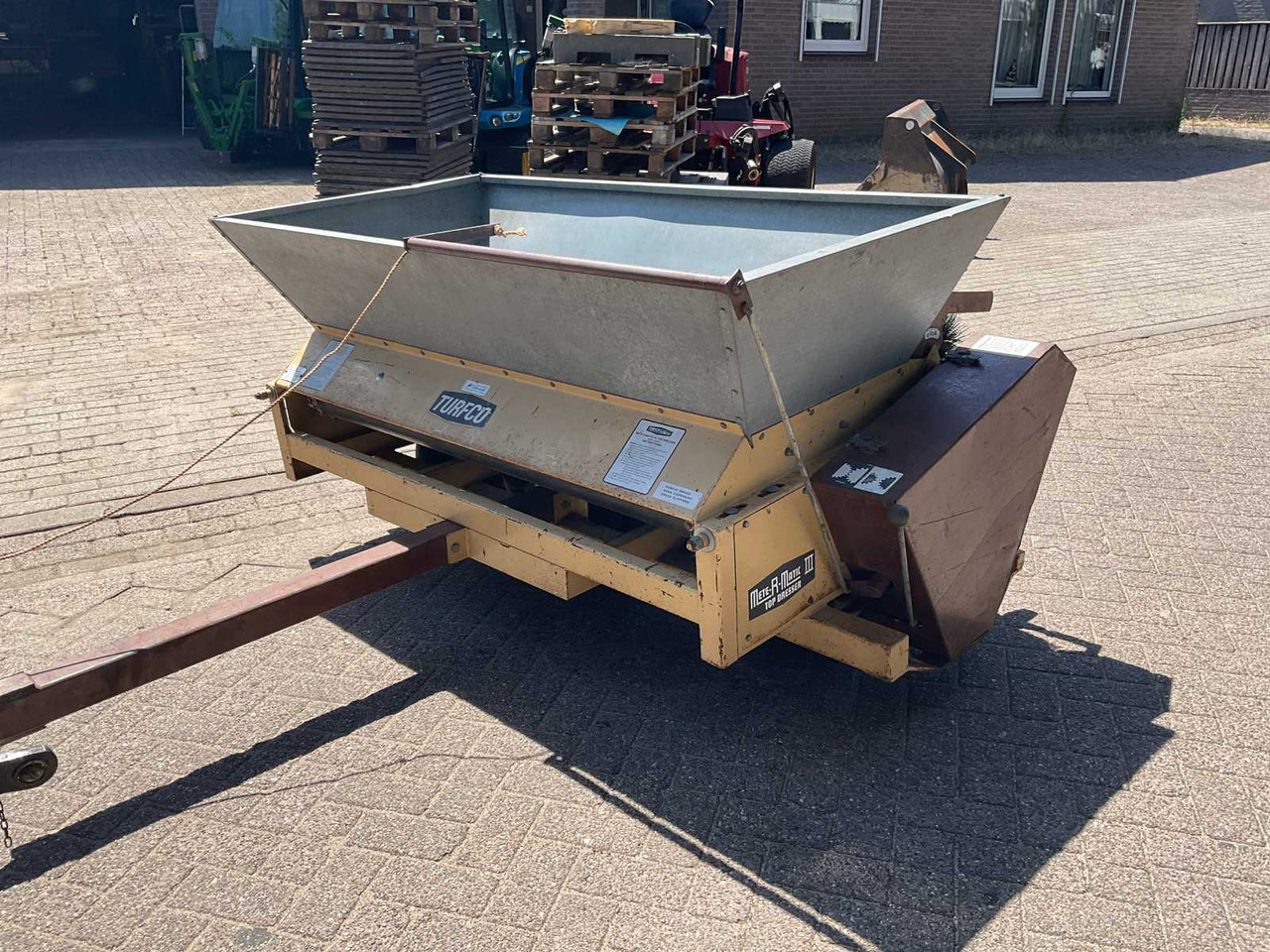 Turfco Mete-r-matic III Top Dresser - معدات الحدائق: صور 2 Turfco Mete-r-matic III Top Dresser - معدات الحدائق: صور 2